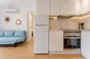 Frigorífico, microondas, horno y placa de cocina