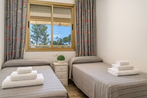 1 bedroom, desk, travel crib, WiFi