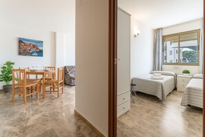 1 bedroom, desk, travel crib, WiFi - Oasis Salou (6Pax) PortAventura|Pool |Wifi|Parking (Salou)