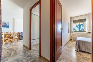 1 bedroom, desk, travel crib, WiFi - Oasis Salou (6Pax) PortAventura|Pool |Wifi|Parking (Salou)
