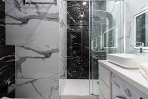 Familie appartement, balkon, uitzicht op stad | Badkamer | Gratis toiletartikelen, zeep, shampoo, toiletpapier