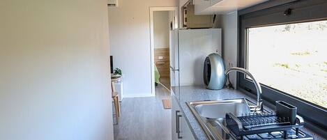 冷蔵庫、電子レンジ、コンロ、コーヒー / ティーメーカー