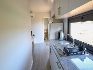 Réfrigérateur, micro-ondes, plaque de cuisson, cafetière/bouilloire