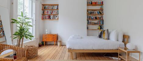 1 makuuhuone, työpöytä, silitysrauta/-lauta, Wi-Fi