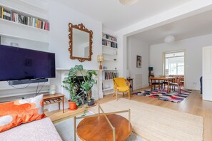 Télévision, livres, chaîne hi-fi, espaces bureaux