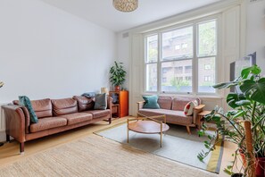 Télévision, livres, chaîne hi-fi, espaces bureaux