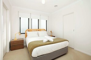 3 bedrooms, desk, iron/ironing board, WiFi