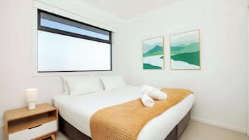3 bedrooms, desk, WiFi, bed sheets