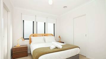 3 bedrooms, desk, WiFi, bed sheets
