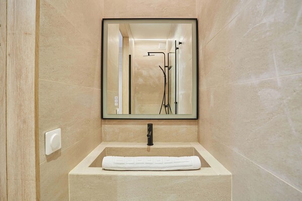 Shower, hair dryer, towels, shampoo - Sublime apartment in the heart of Paris 4 people  FBMAR1 by Studioprestige (Paris)