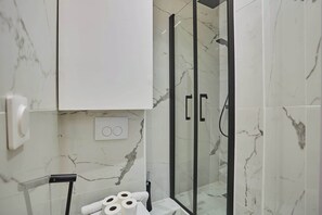 Shower, hair dryer, towels, shampoo