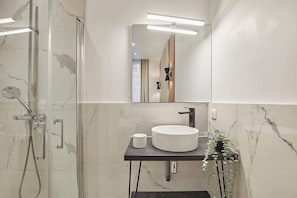 Dusche, Haartrockner, Handtücher, Shampoo