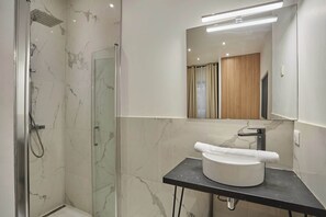 Dusche, Haartrockner, Handtücher