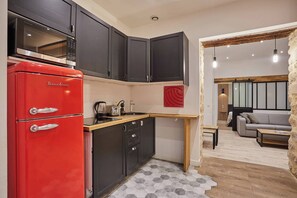 Kühlschrank, Mikrowelle, Wasserkocher mit Kaffee-/Teezubehör, Toaster