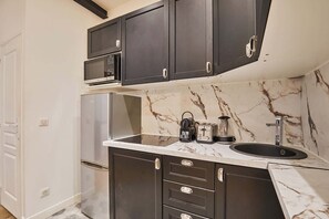 Jääkaappi, mikroaaltouuni, kahvin-/teenkeitin, vedenkeitin