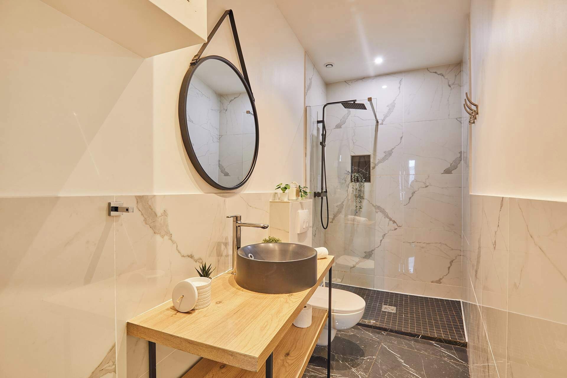 Douche, sèche-cheveux, serviettes fournies, shampoing