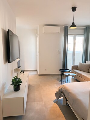 Iron/ironing board, travel cot, free WiFi, bed sheets