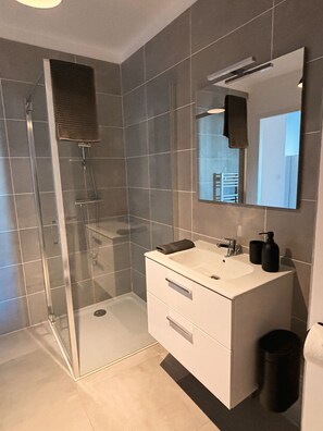 Shower, hair dryer, towels, toilet paper - Charming apartment in Ajaccio, close to the sea! (Ajaccio)