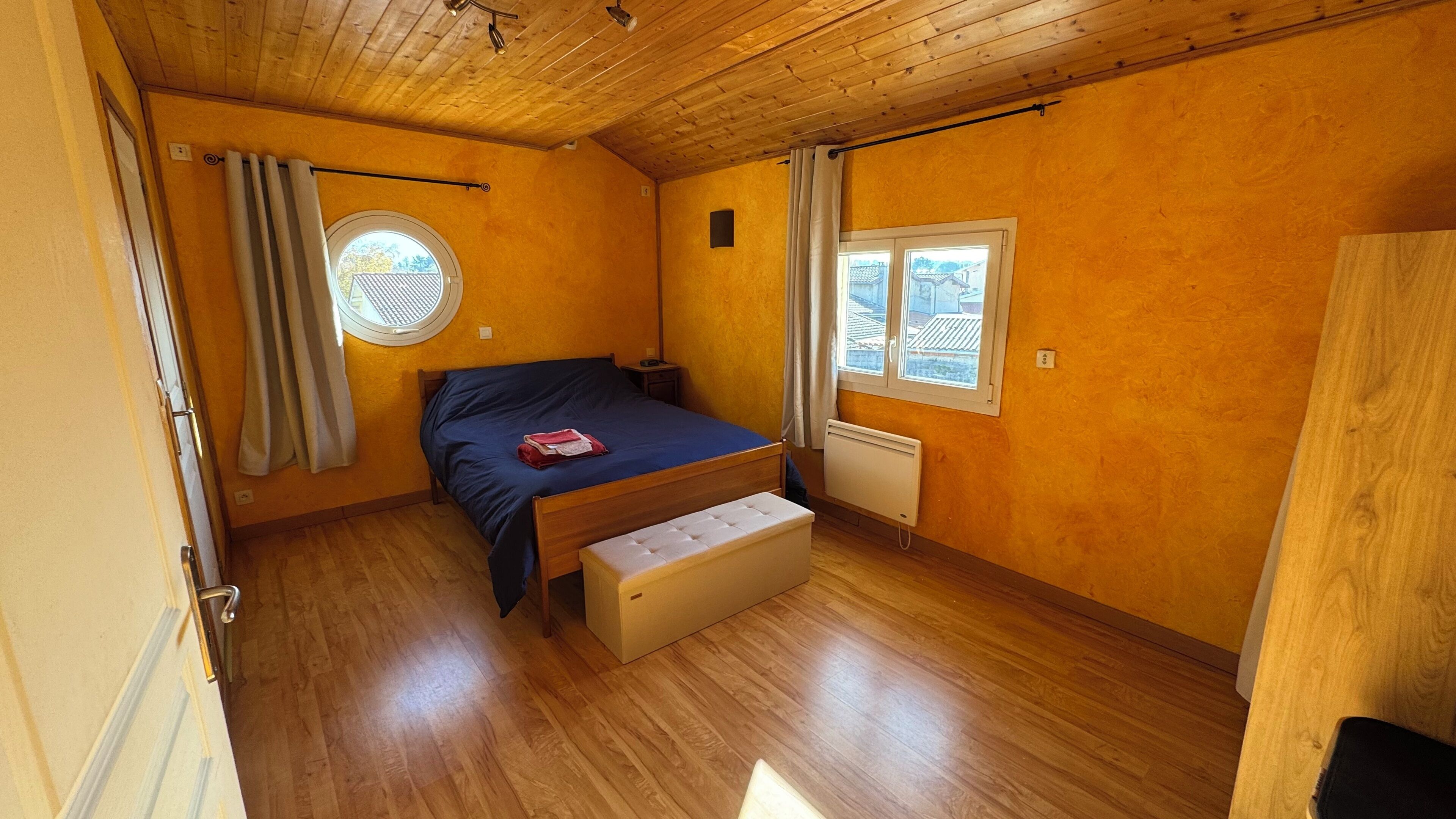 1 chambre, fer et planche à repasser, draps fournis