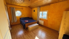 1 dormitorio, tabla de planchar con plancha, ropa de cama