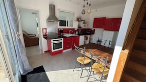 Frigorífico, microondas, horno y placa de cocina
