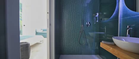 Shower, hair dryer, bidet, towels