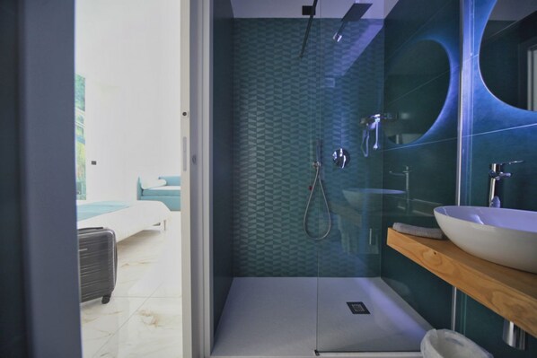 Douche, sèche-cheveux, bidet, serviettes fournies