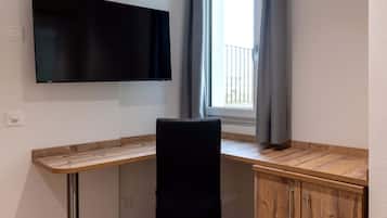 Economy Double Room | Desk, free WiFi