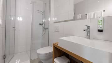 Standard-Doppelzimmer | Badezimmer | Dusche, Haartrockner, Handtücher, Seife