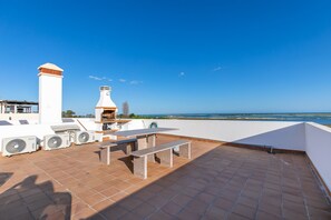 Outdoor dining - Oceanfront two bedroom apartment in Fuseta (Fuseta)