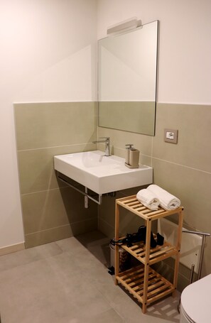 Shower, hair dryer, bidet, towels
