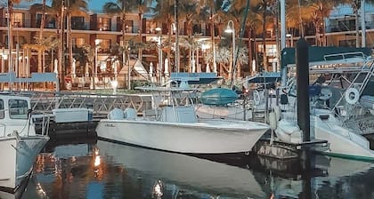 Charming 4-bedroom Yacht with AC, Pool, fitness room in fantastic Key West