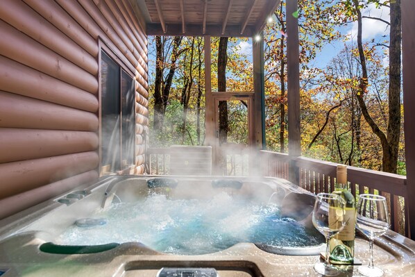 Outdoor spa tub - Log Cabin & Carriage House, Lake, Wineries, Hiking (Dahlonega)