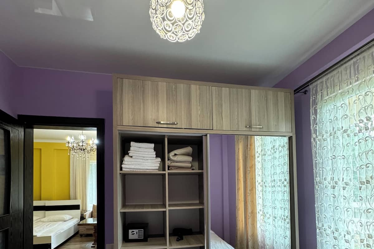 1 bedroom, desk, laptop workspace, soundproofing