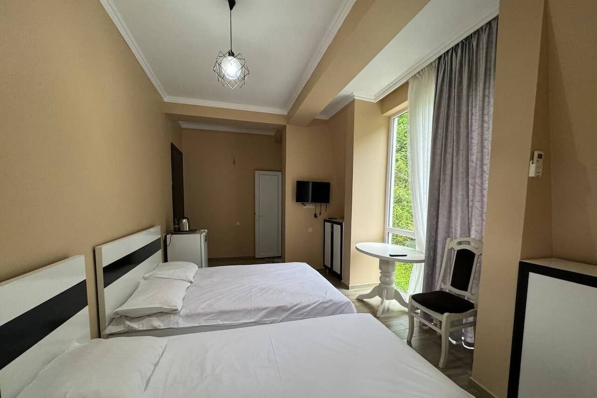 1 bedroom, desk, laptop workspace, soundproofing