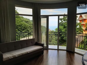 Familienapartment, Balkon, Meerblick | Wohnbereich