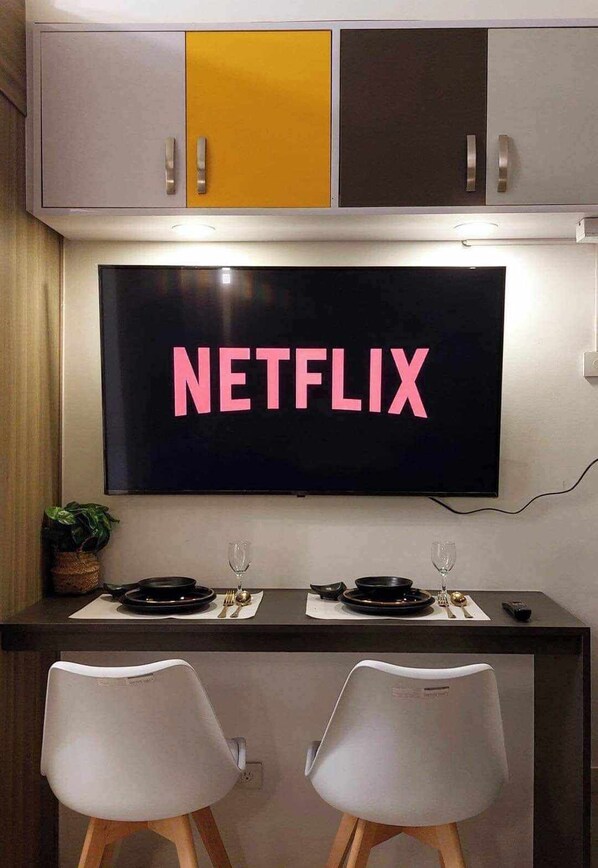 Interior - Chic 1-bedroom condo in marvelous Mandaluyong with AC, fitness room, WiFi (Mandaluyong)