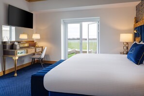 Premium XL Room with Balcony | Hochwertige Bettwaren, Zimmersafe, Schreibtisch