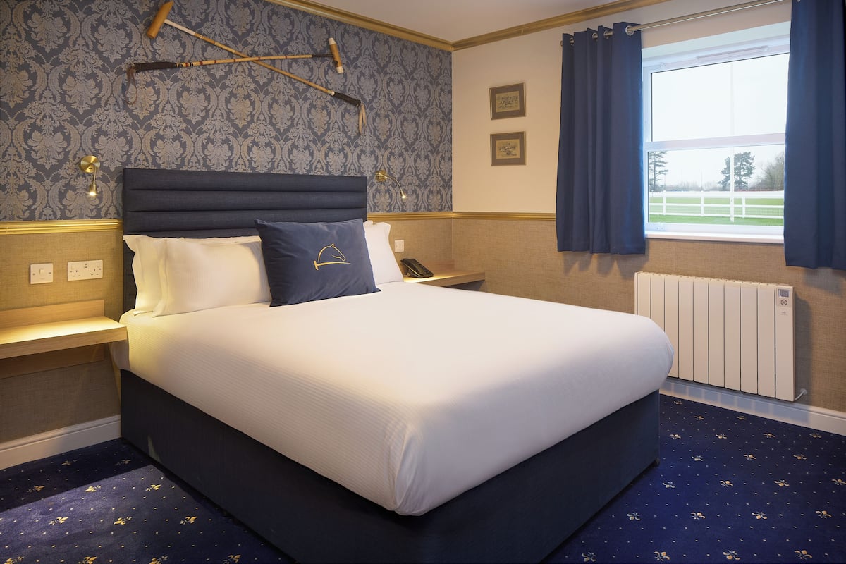 Premium bedding, in-room safe, desk, laptop workspace