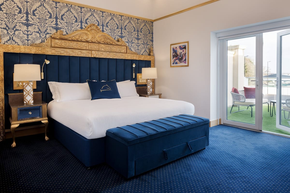 Premium bedding, in-room safe, desk, laptop workspace