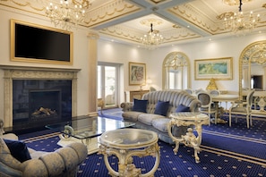 Suite | Woonruimte | Een 40-inch flatscreentelevisie met digitale zenders