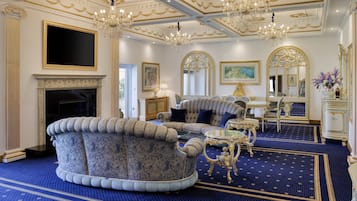 Empress Suite | Área de sala de estar | Televisión de pantalla plana de 40 pulgadas con canales digitales