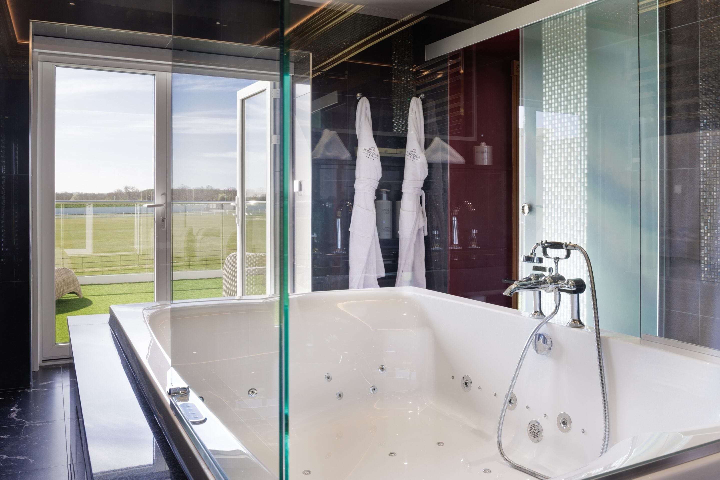 Empress Suite | Phòng tắm | Buồng tắm vòi sen, đồ dùng nhà tắm miễn phí, máy sấy tóc, khăn tắm 