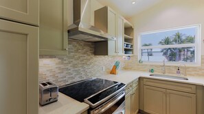 Unclassified image, 3 of 45, button - Vaca Vista 3 bed 3 bath pool and 2 jacuzzi`s 60 ft of dockage 2 kayaks 2 paddleboards (Marathon)