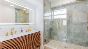Haartrockner, Handtücher, Seife, Shampoo