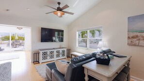 Unclassified image, 2 of 45, button - Vaca Vista 3 bed 3 bath pool and 2 jacuzzi`s 60 ft of dockage 2 kayaks 2 paddleboards (Marathon)