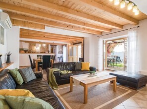 Villa (Four Bedroom Villa with Private Pool) | Oppholdsrom | En 32-tommers Flatskjerm-TV med Parabol-TV