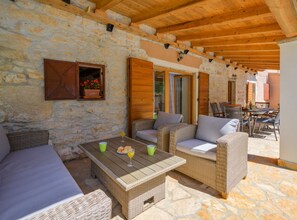 Villa (Four Bedroom Villa with Private Pool) | Oppholdsrom | En 32-tommers Flatskjerm-TV med Parabol-TV