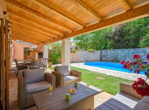 Villa (Four Bedroom Villa with Private Pool) | Oppholdsrom | En 32-tommers Flatskjerm-TV med Parabol-TV