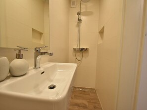 Apartment (One Bedroom Apartment) | Bathroom | Shower, towels - Apartment Mandika (Split)
